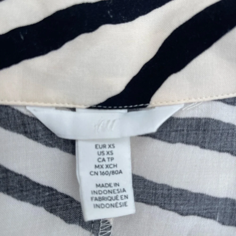 H&M Black and White Striped Maxi Dress size XS

He has a static at the waist. - Picture 4 of 10
